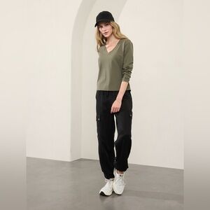 NWT Athleta Essential V Neck Top Small Long Sleeve  Casual Stretch Green B33